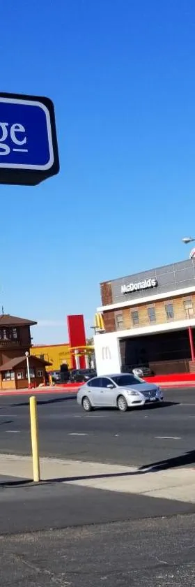 旅游洛吉酒店，位于巴斯托的酒店