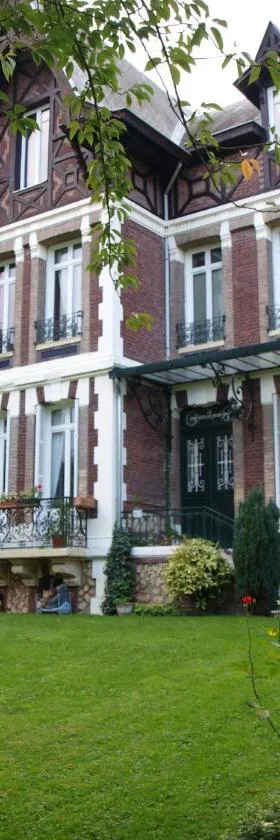 LA VILLA DES ROCHES，位于Canteleu的酒店