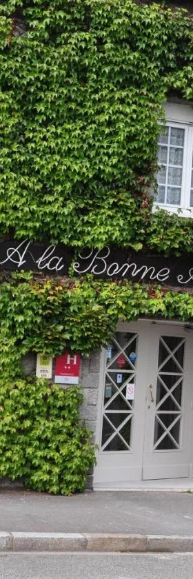 Logis Hôtel A la Bonne Auberge，位于拉瓦勒的酒店