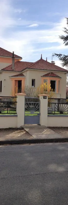 chambres d'hôtes dans maison atypique，位于Sancoins的酒店