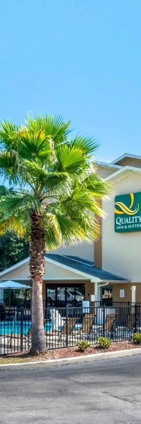 Quality Inn & Suites Leesburg Chain of Lakes，位于利斯堡的酒店
