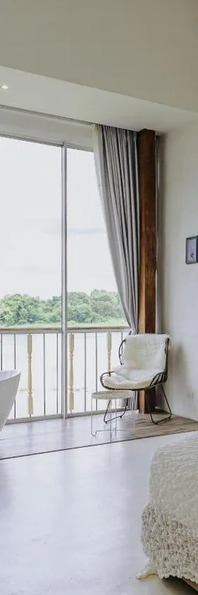 White Wall Riverfront Hotel，位于甘烹碧的酒店