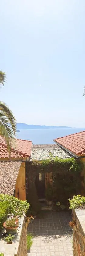 Absolute vacation luxury Villa Stratos near sea majestic view，位于阿克雷迪斯的酒店