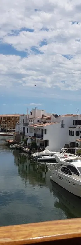 Magnífico apartamento junto al canal principal.，位于艾姆布里亚布拉瓦的酒店