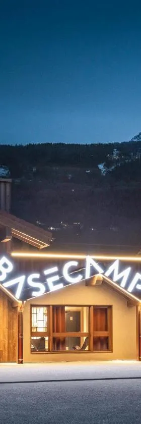 Hotel Base Camp Lodge - Bourg Saint Maurice，位于圣莫里斯堡的酒店