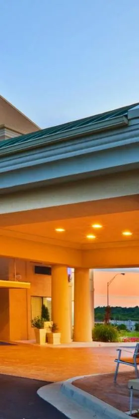 马斯科吉快捷假日&套房酒店，位于马斯科吉的酒店