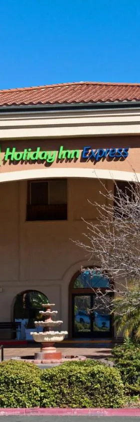 特曼库拉快捷假日酒店，位于蒂梅丘拉的酒店