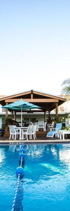 桑德克海滩公寓式酒店，位于波因顿海滩的酒店