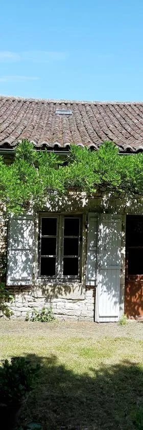 Wisteria Cottage，位于Les Adjots的酒店