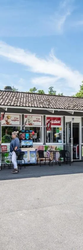 Kolleviks Camping och Stugby，位于卡尔斯港的酒店