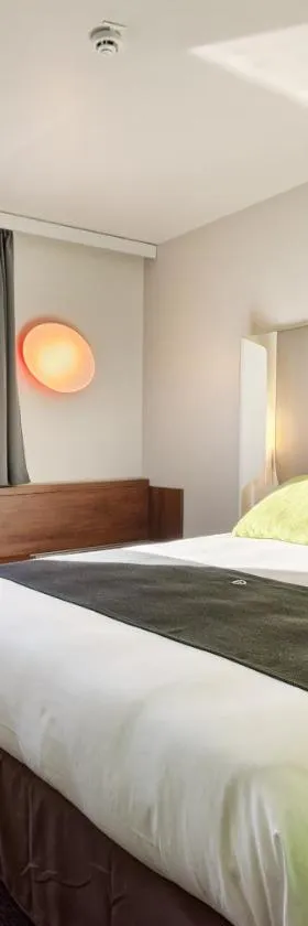 钟楼永河畔拉罗什中心火车站酒店，位于永河畔拉罗什的酒店