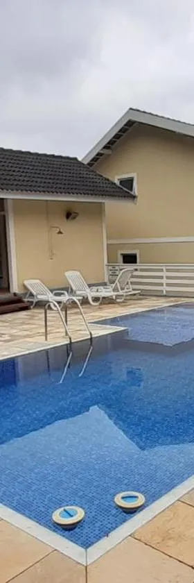 Aconchego em Teresópolis com piscina privativa próximo a feirinha，位于特雷索波利斯的酒店