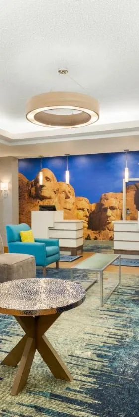 La Quinta Inn and Suites by Wyndham at WaTiki Waterpark，位于拉皮德城的酒店