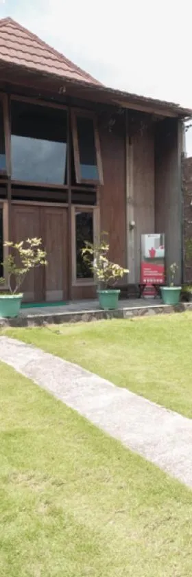 RedDoorz at Omah Kayu Homestay Yogyakarta，位于日惹的酒店