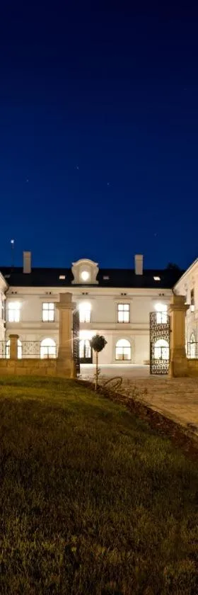Zámek Wichterle - Hotel a pivní lázně，位于Slavičín的酒店