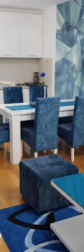 Apartman KEJ BLUE free parking，位于克拉列沃的酒店