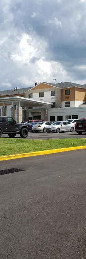 Holiday Inn Express Hotel Pittsburgh-North/Harmarville by IHG，位于Harmarville的酒店