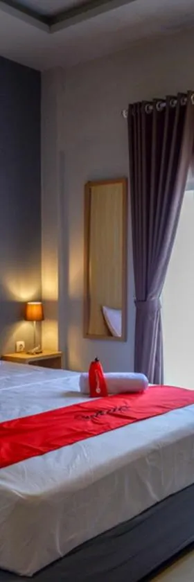 RedDoorz Syariah @ Jalan Sultan Agung Tegal，位于直葛的酒店
