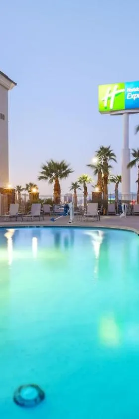 Holiday Inn Express Las Vegas Stadium Area by IHG，位于拉斯维加斯的酒店