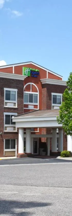 Holiday Inn Express & Suites Southern Pines-Pinehurst Area by IHG，位于南派恩斯的酒店