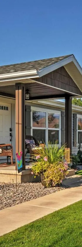 Rustic Chic Home 10 Mi to Otter Creek State Park!，位于Circleville的酒店
