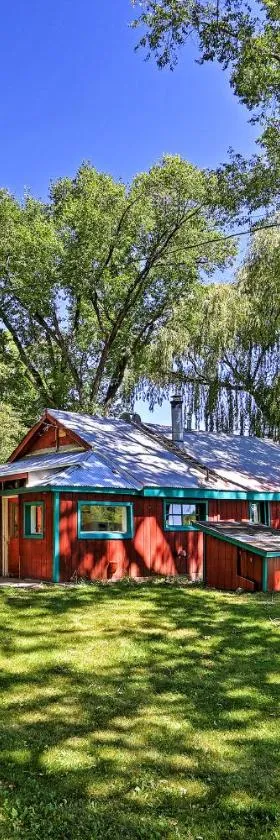 Quiet Durango Farmhouse with Beautiful Yard and Gazebo，位于杜兰戈的酒店