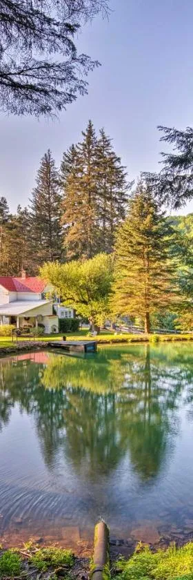 3-Acre Lodge with Snowmobile and Four-Wheeling Trails，位于Coudersport的酒店