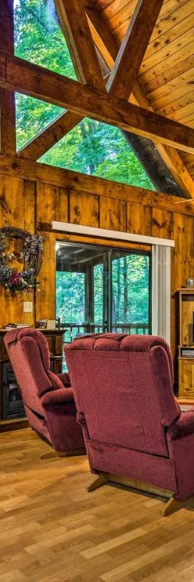 Tellico Plains Cabin - 25 Acres, Backyard Creek!，位于Tellico Plains的酒店