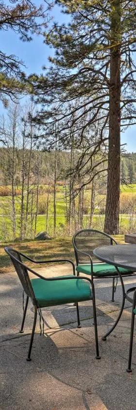 Quiet Home with Graeagle Meadows Golf Course View!，位于Graeagle的酒店