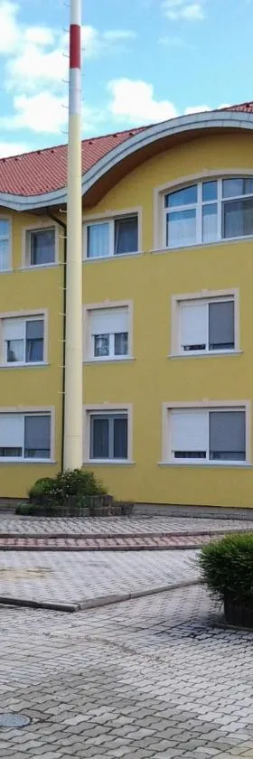 莱尔商务酒店，位于Gönyů的酒店