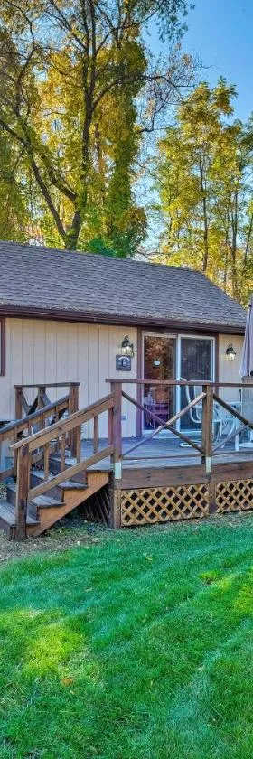 Bolton Landing Cottage with Deck, Walk to Beach!，位于博尔顿兰丁的酒店