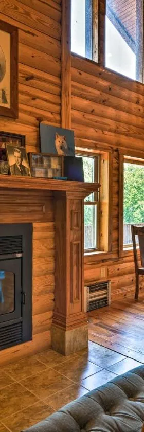 Spacious Log Cabin in Fairland, 1 Mi to Grand Lake，位于Fairland的酒店