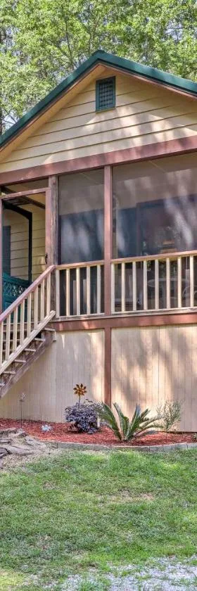 Cozy Pine Mountain Cabin with Screened Porch and Yard!，位于派恩芒廷的酒店