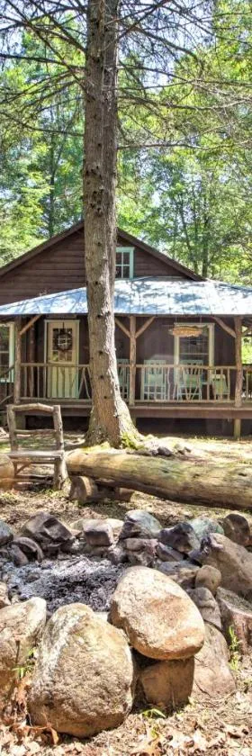 Clearwater Cabin on 10 Acres with Trout Stream!，位于Monterey的酒店