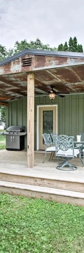 Lake Pepin Cottage with Patio - Walk to the Marina!，位于Pepin的酒店