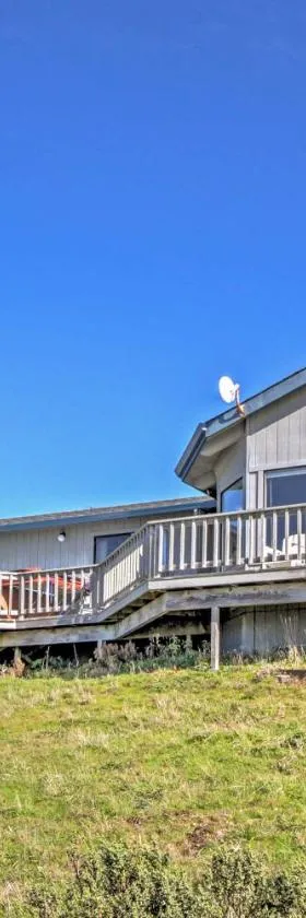 Spectacular Ocean View Retreat with Private Beach，位于Manchester的酒店