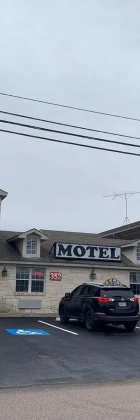 雪松溪酒店，位于Bertram的酒店