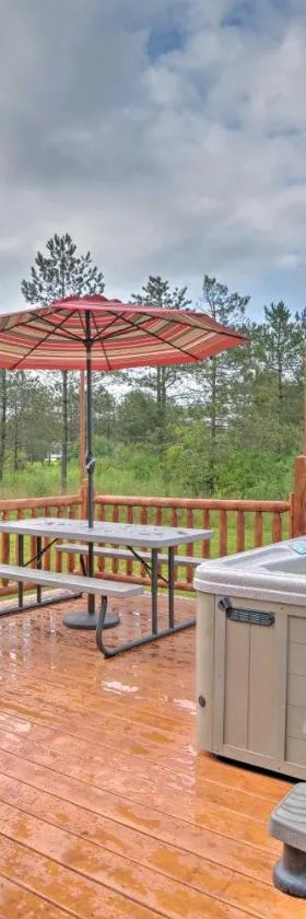 Deck, Hot Tub, Fire Pit Rustic Cabin in Benezette，位于Benezette的酒店