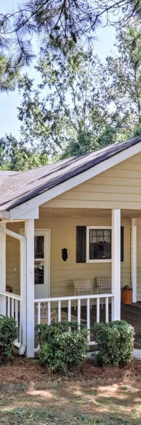Lakefront Cottage with Private Hot Tub!，位于Buckhead的酒店