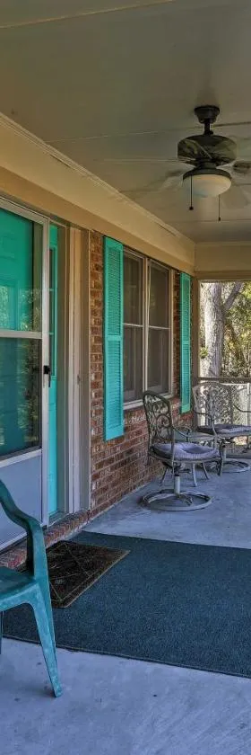 Lake Waccamaw Home with Fenced Yard and Shared Pier!，位于Lake Waccamaw的酒店