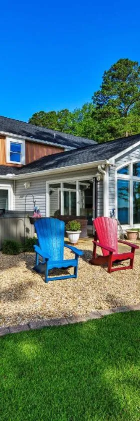 Bayfront Blounts Creek Home Private Beach and Dock!，位于Whichard Beach的酒店
