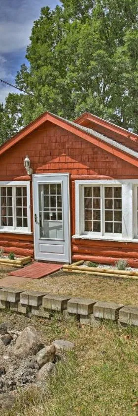 Cozy Houghton Lake Vacation Rental with Fireplace!，位于霍顿湖的酒店