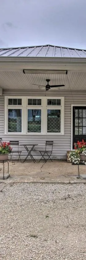 Lakefront Studio Guest Home on Hermann Wine Trail!，位于New Haven的酒店
