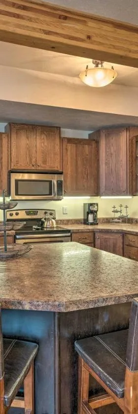 Updated Townhome with Hot Tub - Walk to Downtown!，位于雷德洛治的酒店