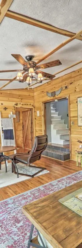 Getaway on Center Hill Lake with Decks and Water Views，位于Silver Point的酒店