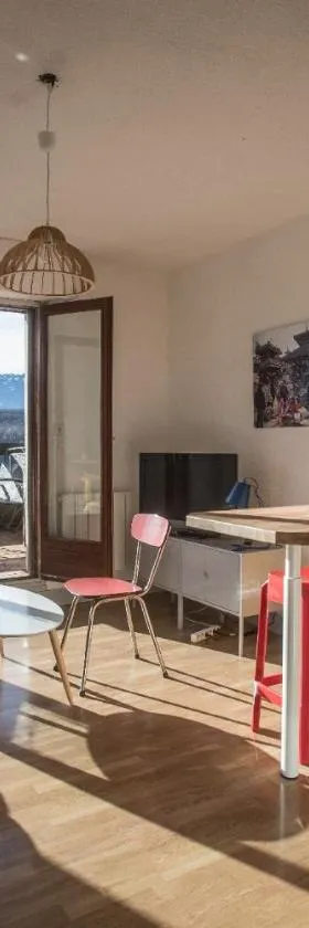 Appartement Talloires vue lac et montagnes，位于La Pirraz的酒店