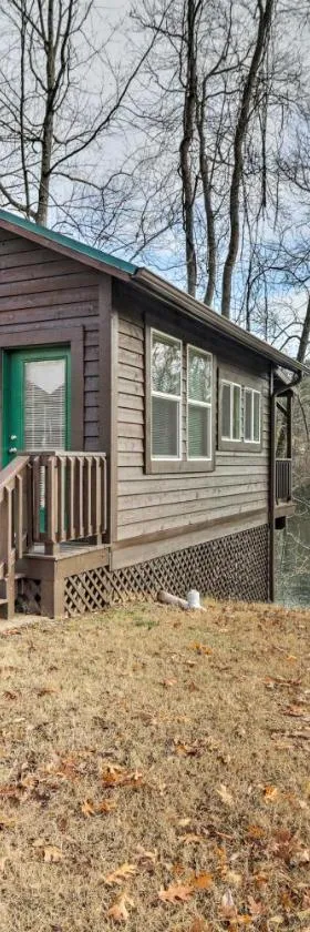 Cozy Heber Springs Cabin with Deck and Dock!，位于Heber Springs的酒店