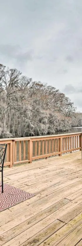 Waterfront Karnack Home with Boathouse and Deck!，位于Karnack的酒店