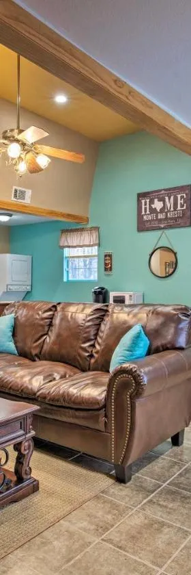 Lake Texoma Cabin - 1 Mi to Park and Boat Ramp!，位于Willow Spring的酒店