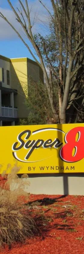 Super 8 by Wyndham New Cumberland，位于新坎伯兰的酒店